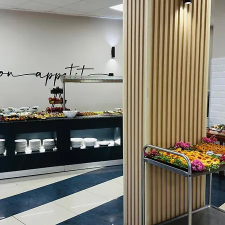 מלון Queen Nelly 4*