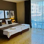فندق Queen Nelly 4*